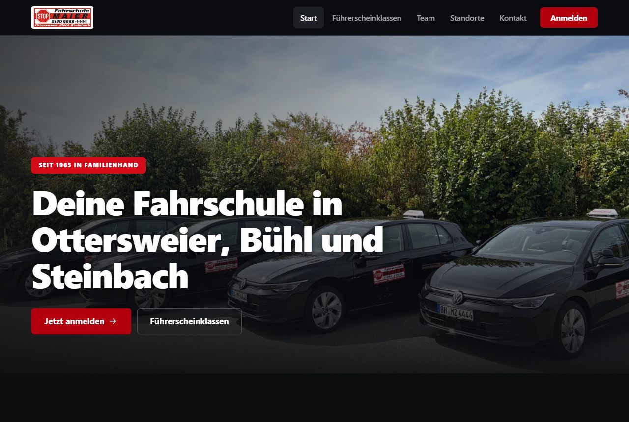 Startseite der Fahrschule Maier: Fahrschulautos vor Bäumen, darüber die Überschrift und der Knopf Jetzt anmelden.